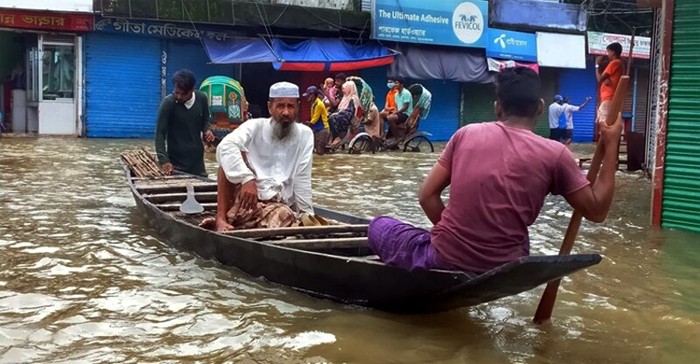 সুনামগঞ্জ শহরসহ বিভিন্ন সড়কে চলছে নৌকা