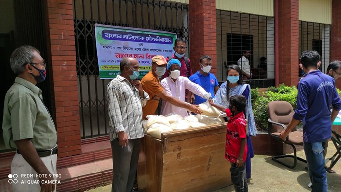 বাংলার নাট্যলোক মৌলভীবাজার এর সদস্য ও পথশিশুদের মাঝে ত্রাণের চাল বিতরণ