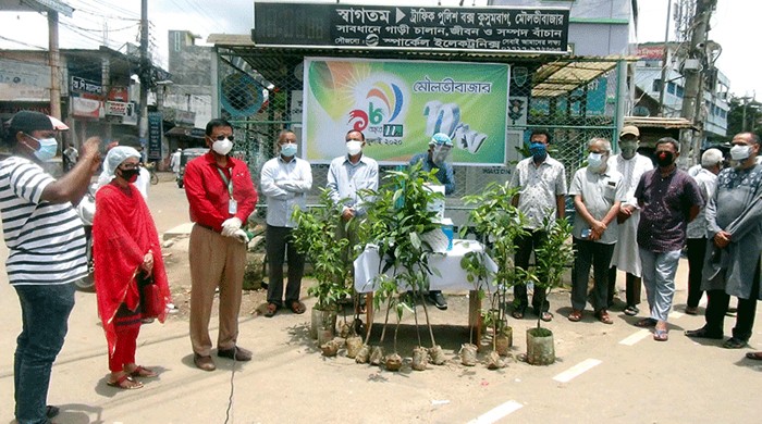 মাস্ক ও ফলজ বৃক্ষচারা বিতরণের মধ্য দিয়ে মৌলভীবাজারে এনটিভির ১৮ বছরে পদার্পণ উদযাপিত