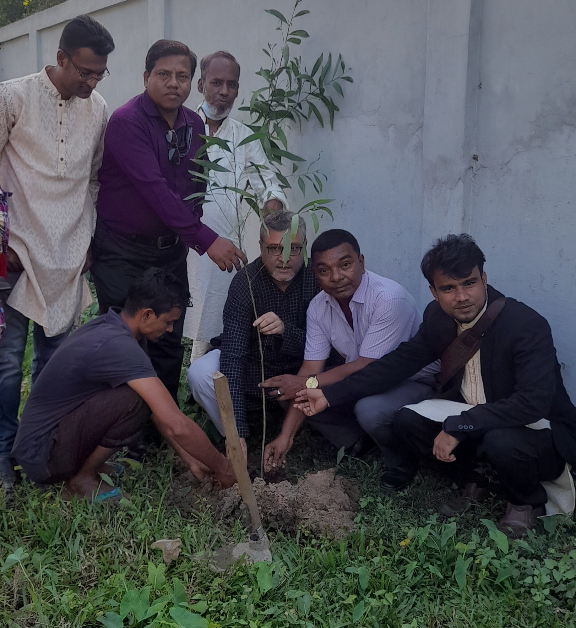 বৃক্ষরোপণ করে মৌলভীবাজার অনলাইন প্রেসক্লাবের নবগঠিত কমিটির প্রথম সাধারণ সভা