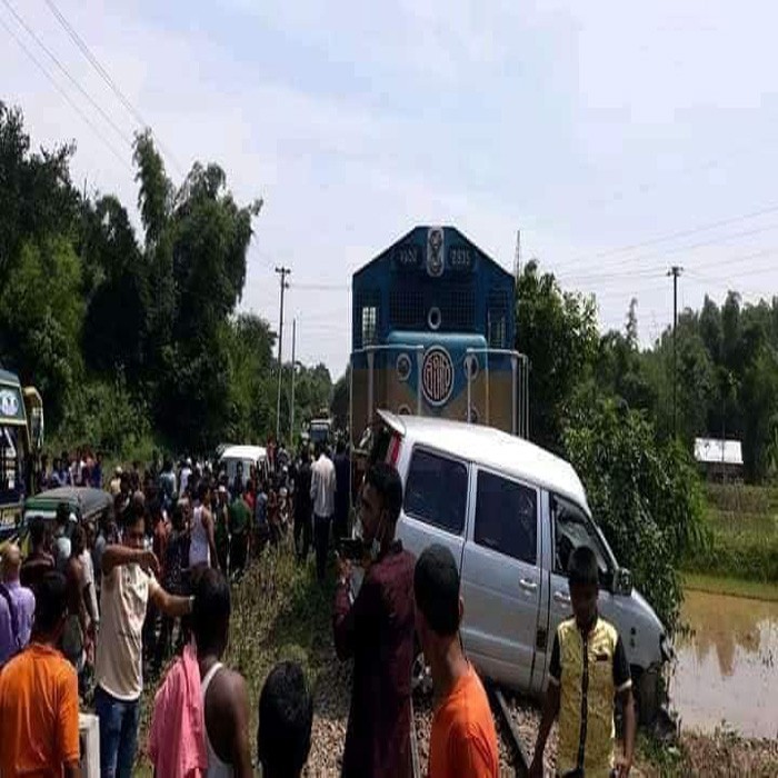 কুলাউড়ায় ট্রেন-মাইক্রোবাস সংঘর্ষে নিহত ২, আহত ৬