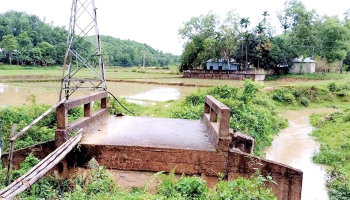 বড়লেখায় একটি কালভার্ট ব্যবহার করতে হয় বাঁশের সাঁকো দিয়ে