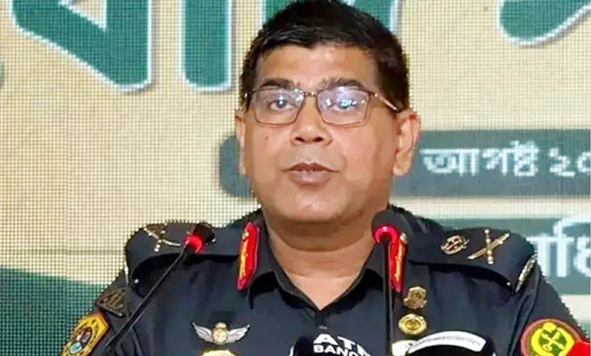 ধারণক্ষমতার বেশি বন্দি এবং পালানো বন্দিরা এখনও পলাতক- এ তথ্য জানানোর পর আইজি প্রিজন মোতাহেরকে প্রত্যাহার