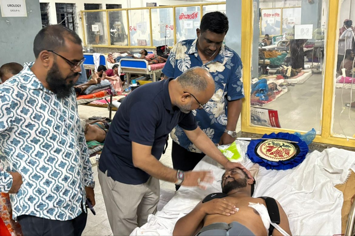 সড়ক দুর্ঘটনায় আহত মোহন কে দেখতে সিলেট ওসমানী মেডিকেল কলেজ হাসপাতালে- শরিফুল হক সাজু