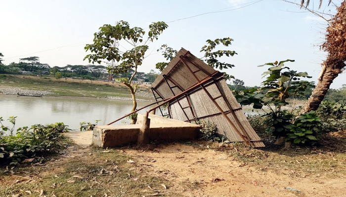 মৌলভীবাজারে কর্তৃপক্ষীয় উদাসীনতায় নদীগর্ভে বিলীন হচ্ছে যাত্রী ছাউনি