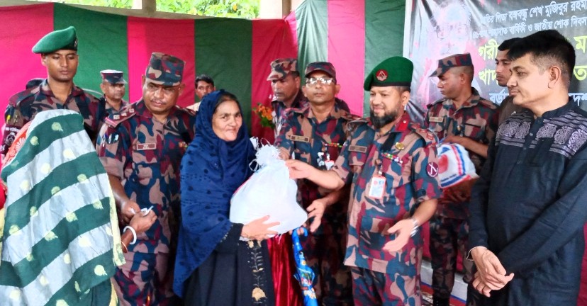 জুড়ীতে শোক দিবসে বিজিবির খাদ্য সামগ্রী বিতরণ 