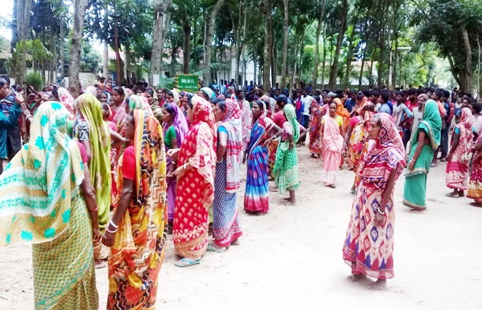 কমলগঞ্জের দলই চা বাগান চালু হয়নি : ২ নারী শ্রমিক লাঞ্চিতের জেরে গাড়ির গ্লাস ভাঙচুর-এজিএম অবরুদ্ধ