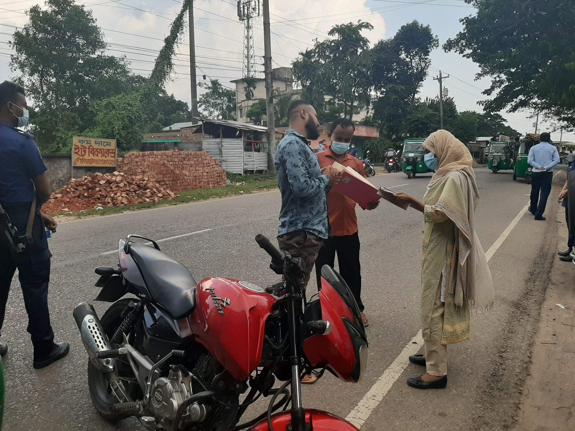 মৌলভীবাজারে জেলা প্রশাসনের ভ্রাম্যমান আদালতে ২১টি মামলায় ১০ হাজার ৩শ টাকা জরিমানা