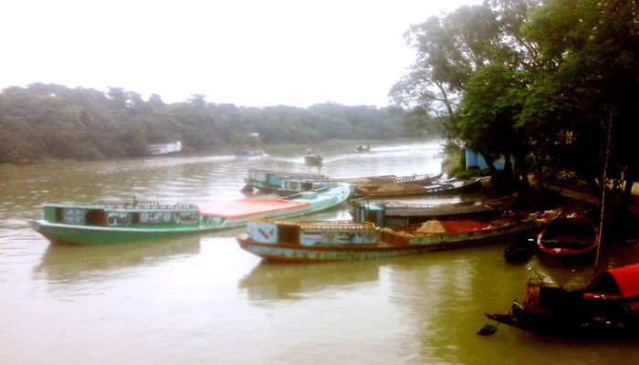 তাহিরপুর উপজেলায় যাদুকাটা নদীর বালু লুটকারী ইঞ্জিনচালিত ৪টি নৌকাসহ ৫ জন আটক