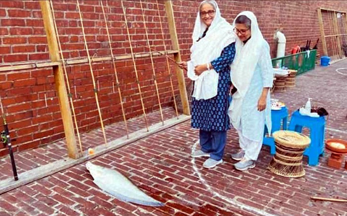 ছুটির দিনে প্রধানমন্ত্রীর বড়শিতে ধরা পড়লো বড় চিতল মাছ