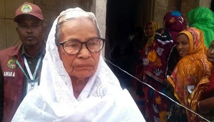 ভোট দিতে না পেরে পীরগাছার তেয়ানি মনিরাম সঃ প্রাঃ বিঃ কেন্দ্রে কেঁদেছেন নুরজাহান বেগম