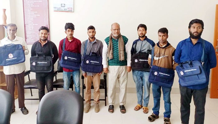 মৌলভীবাজার প্রধান ডাকঘরের ডাক বিলিকারীগণকে পোস্টম্যান ব্যাগ প্রদান