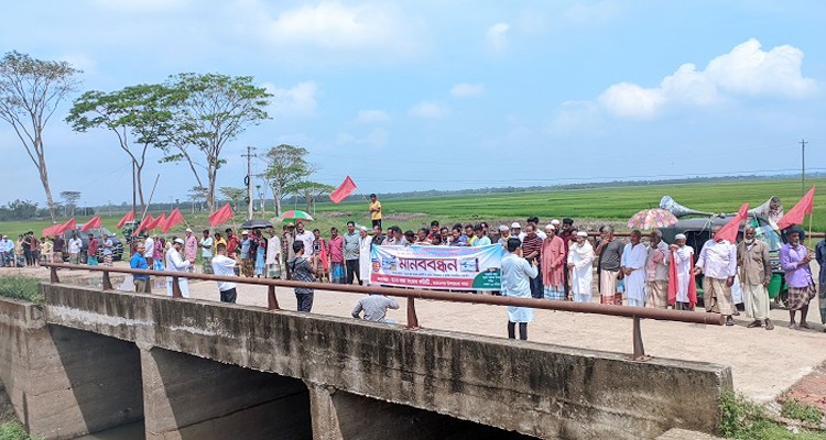 রাজনগরের ভুরভুরি ছড়ার অপরিকল্পিত কালভার্ট ভেঙ্গে নতুন সেতু নির্মাণের দাবিতে মানববন্ধন