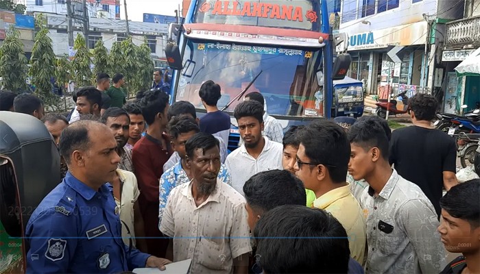 মৌলভীবাজারে সড়কে ঝড়লো গৃহবধুর প্রাণ, আহত শিশু সন্তান