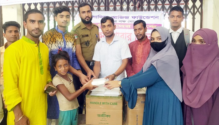 শায়েস্তাগঞ্জে পথ শিশুদের রান্না করা খাবার বিতরণ