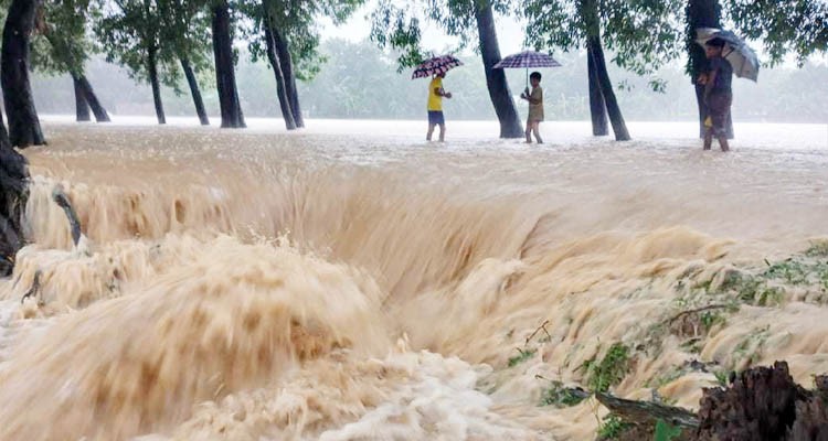 বৃষ্টিপাত ও ঢলে সুনামগঞ্জের হাওড় ও নদীর পানি বেড়ে প্লাবিত হতে চলেছে জনবসতি এলাকা