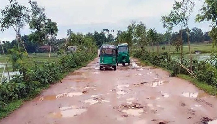 রাজনগর উপজেলার টেংরা-তারাপাশা সড়কের বেহাল দশায় ভোগান্তিতে দুই ইউনিয়নের হাজার হাজার মানুষ