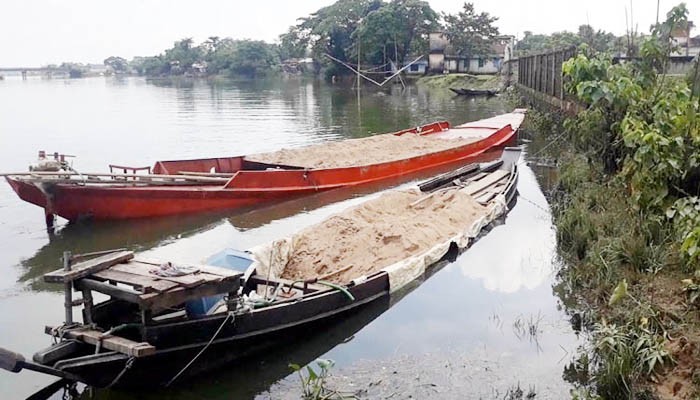 ছাতক উপজেলার পিয়াইন নদী থেকে অবৈধভাবে বালু উত্তোলনের অপরাধে ৩ লাখ টাকা জরিমানা