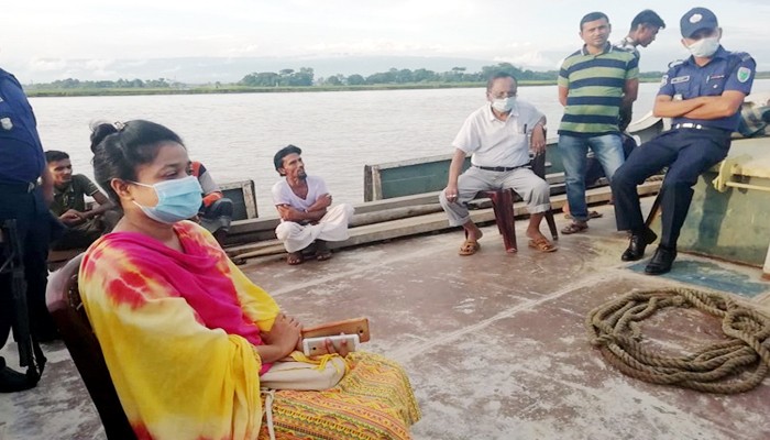 দোয়ারাবাজার উপজেলায় চিলাই নদী থেকে বালু ভর্তি ৫টি নৌকাসহ ১৫ জন আটক